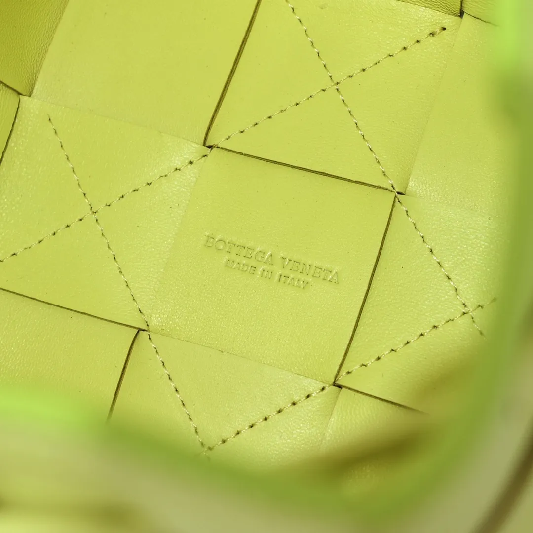 Large lemon yellow 🔻Bottega veneta* new woven small bucket bag latest series # The square bag shape is matched with classic woven elements, drawstring design, minimalism, and has a very large capacity. Every color is beautiful, it is simple and elegant but has a cool style. It can be used by both men and women, and the upper body is fashionable and classy! Style number: 6612# Large size; 19cm